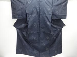 未使用品　流水に花唐草模様織出し本場泥大島紬着物